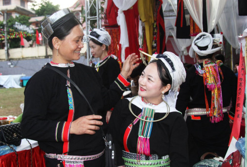 Triển lãm ảnh "Sắc màu các dân tộc Việt Nam"