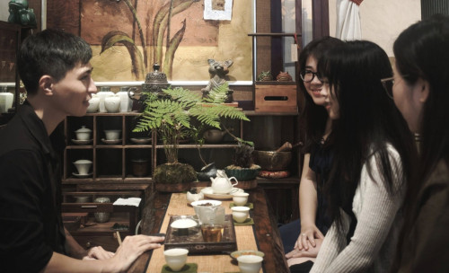 Giữa thành phố ồn ào, có một nơi chỉ rót trà và lắng nghe