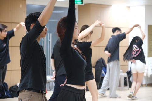 Phía sau hào quang sân khấu: Hành trình tập luyện của Mr & Miss Bách khoa 2025
