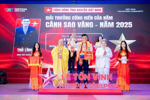 Hình ảnh 2  Khoảnh khắc vinh danh thủ lĩnh thiện nguyện Lê Quốc Vinh đạt giải Cánh Sao Vàng 2025