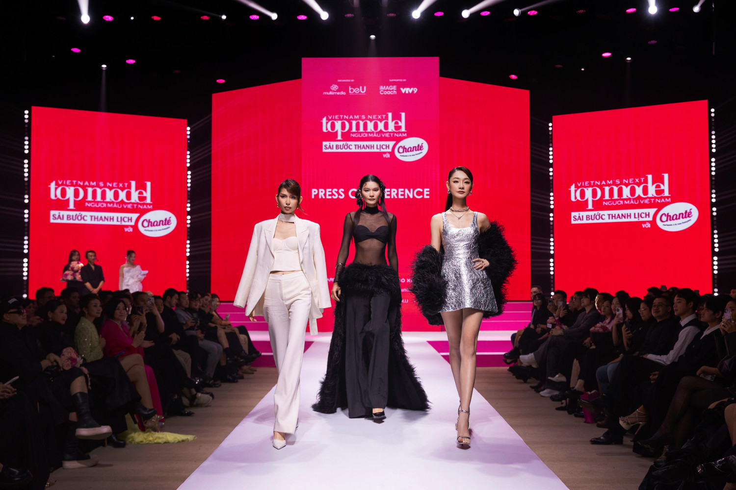 5 Dàn Quán quân và Á quân Vietnam’s Next Top Model catwalk cực cuốn trên sân khấu họp báo Vietnam’s Next Top Model