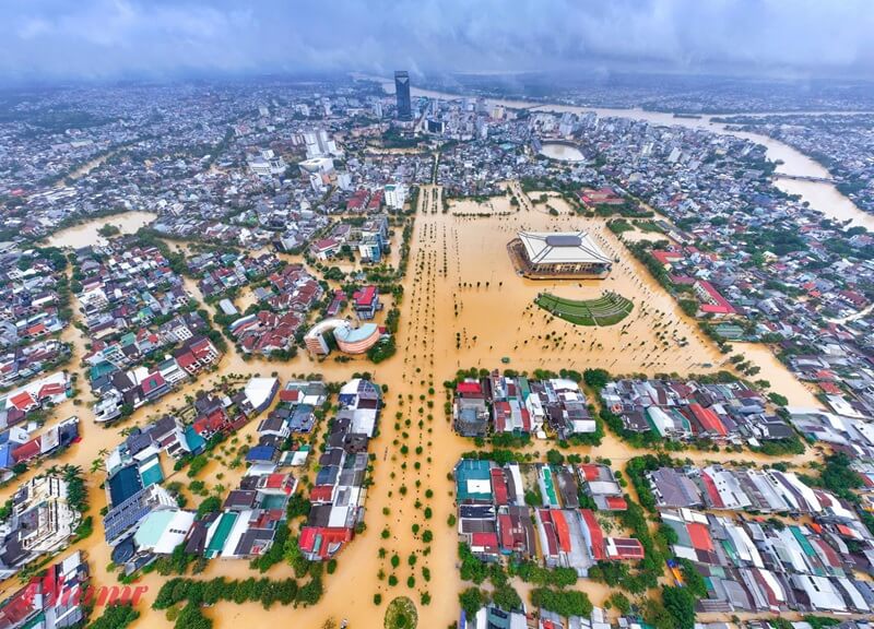 Toàn cảnh TP Huế ngập sâu do mưa lớn kéo dài,   ghi nhận trưa 29/10/2025. Ảnh: Thuận Hóa.