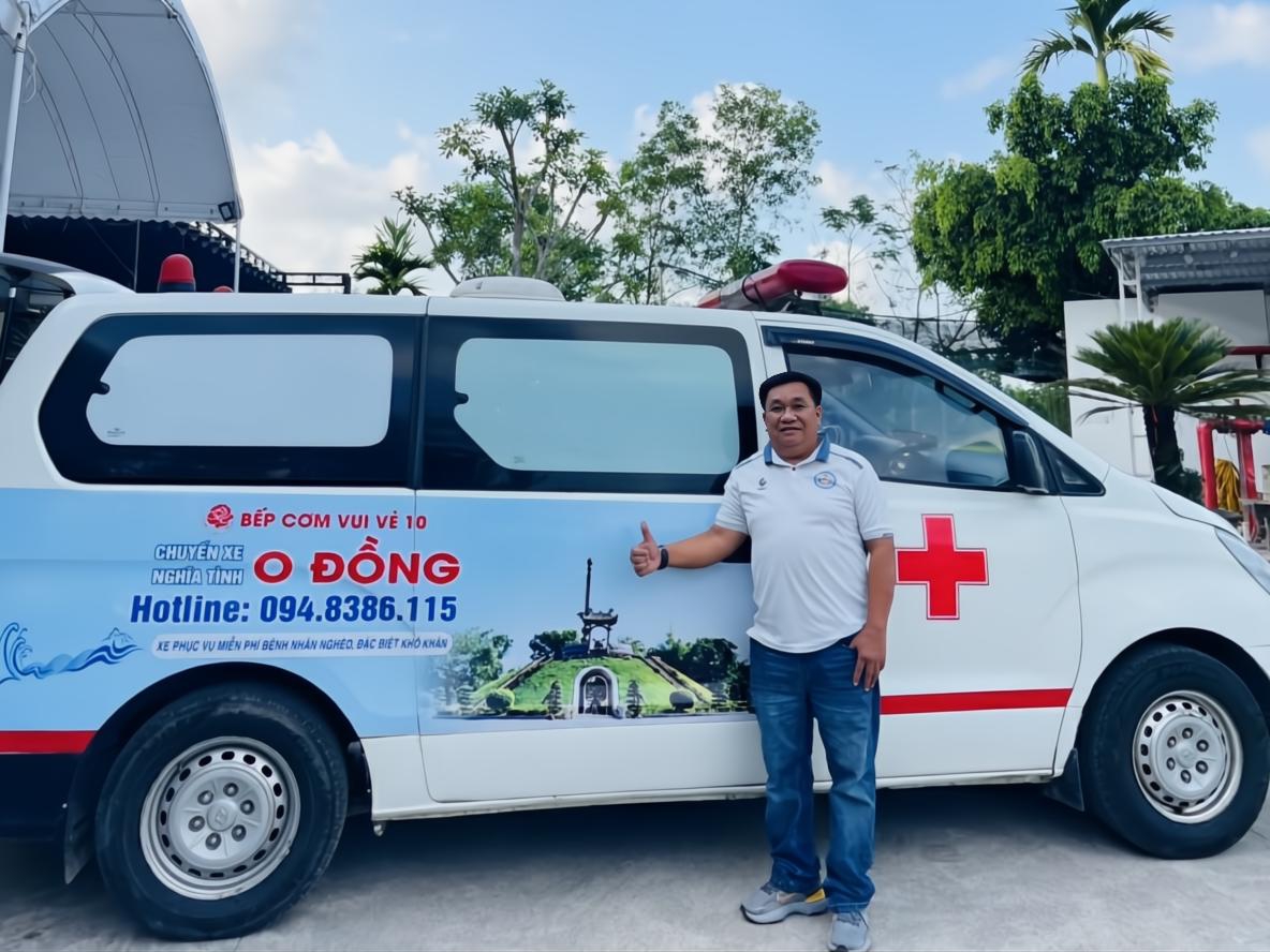 Ảnh 1: anh Lê Chí Phi trong dự án Chuyến xe nghĩa tình (Ảnh: NVCC)