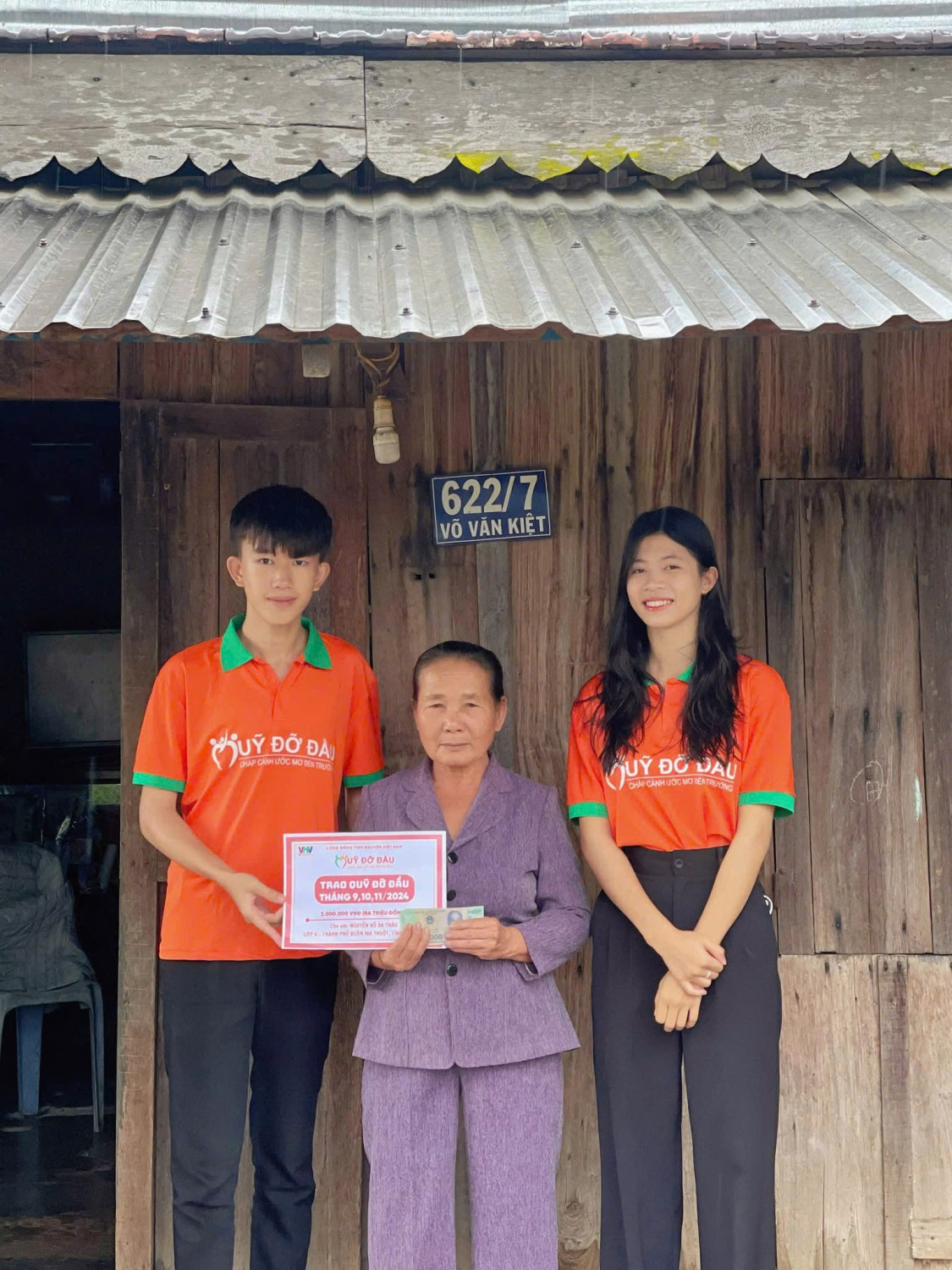 Thu Trang (bên phải) cùng với các bạn ở nhóm Quỹ Đỡ Đầu để giúp các gia đình có hoàn cảnh khó khăn
