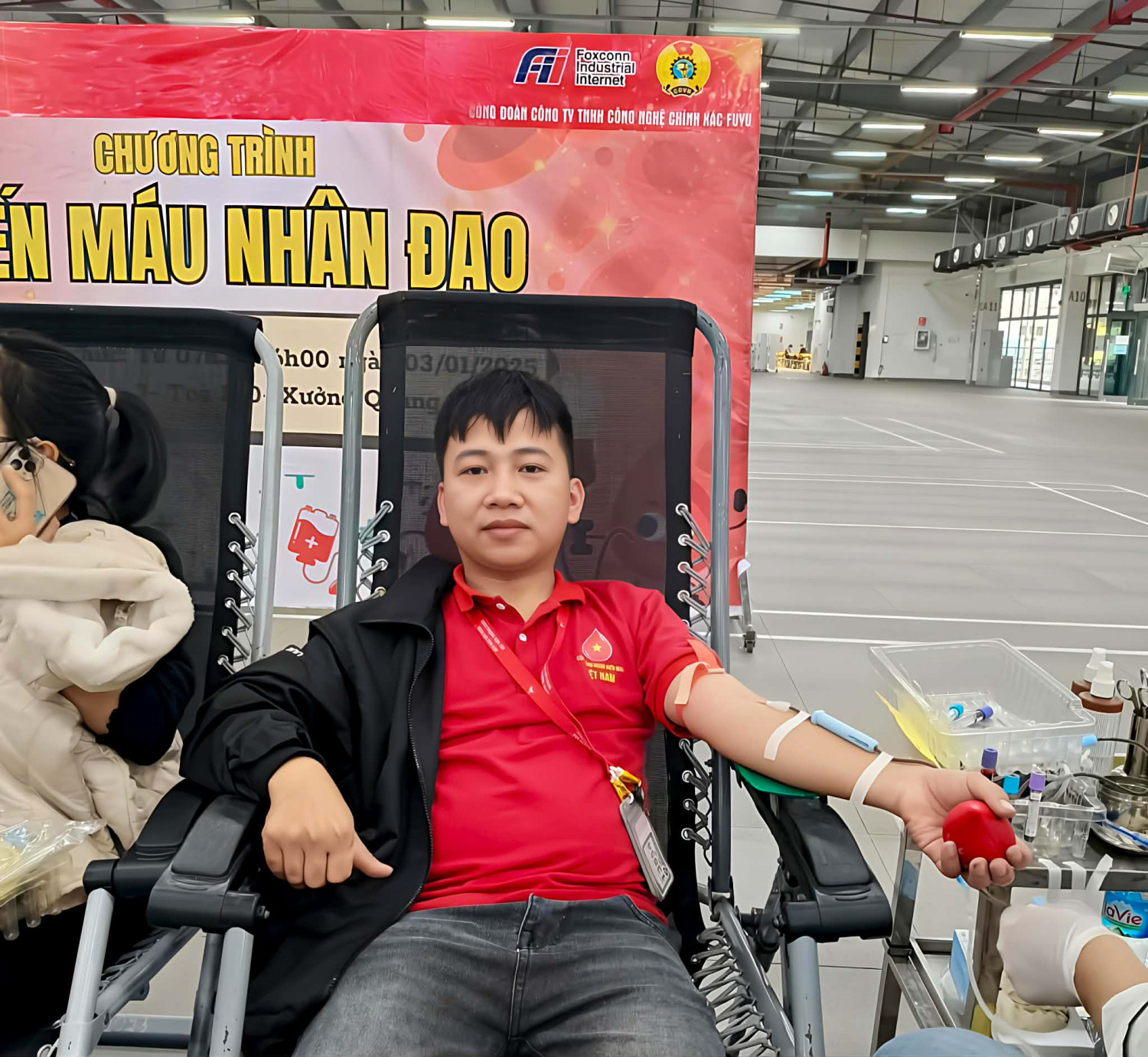 Ảnh 2: Anh Thêm tham gia hiến máu nhân đạo, lan tỏa tinh thần sẻ chia vì cộng đồng. (Ảnh: NVCC)
