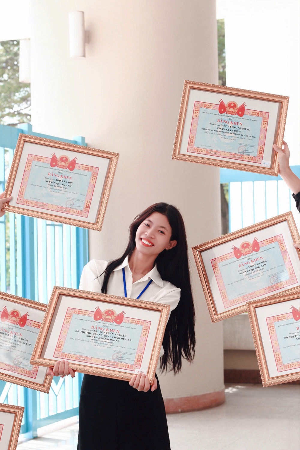 Bên cạnh việc hoạt động thiện nguyên, Thu Trang vẫn đạt được những giải thưởng và thành tích tốt trong học tập
