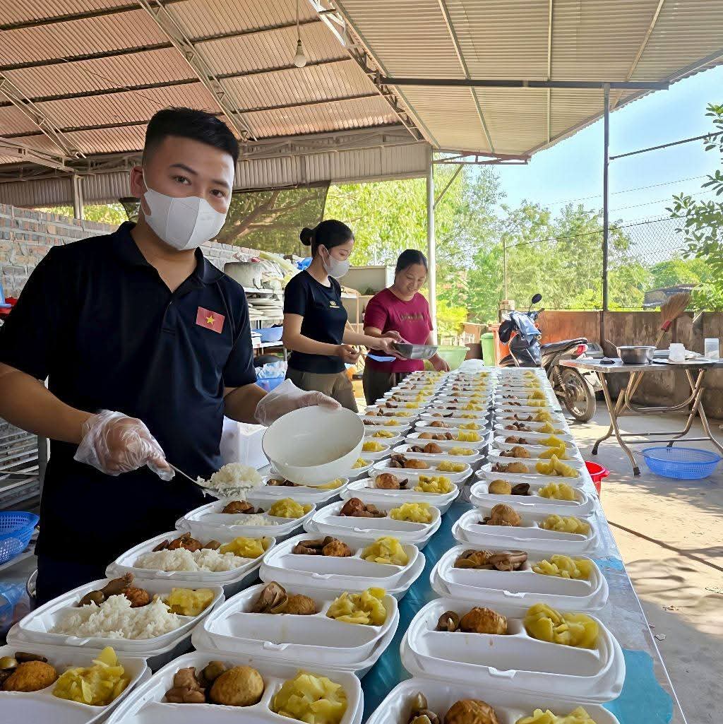 Ảnh 3: Anh Thêm và CLB chuẩn bị suất cơm tại chùa Mai Phong gửi bà con vùng lũ. (Ảnh: NVCC)