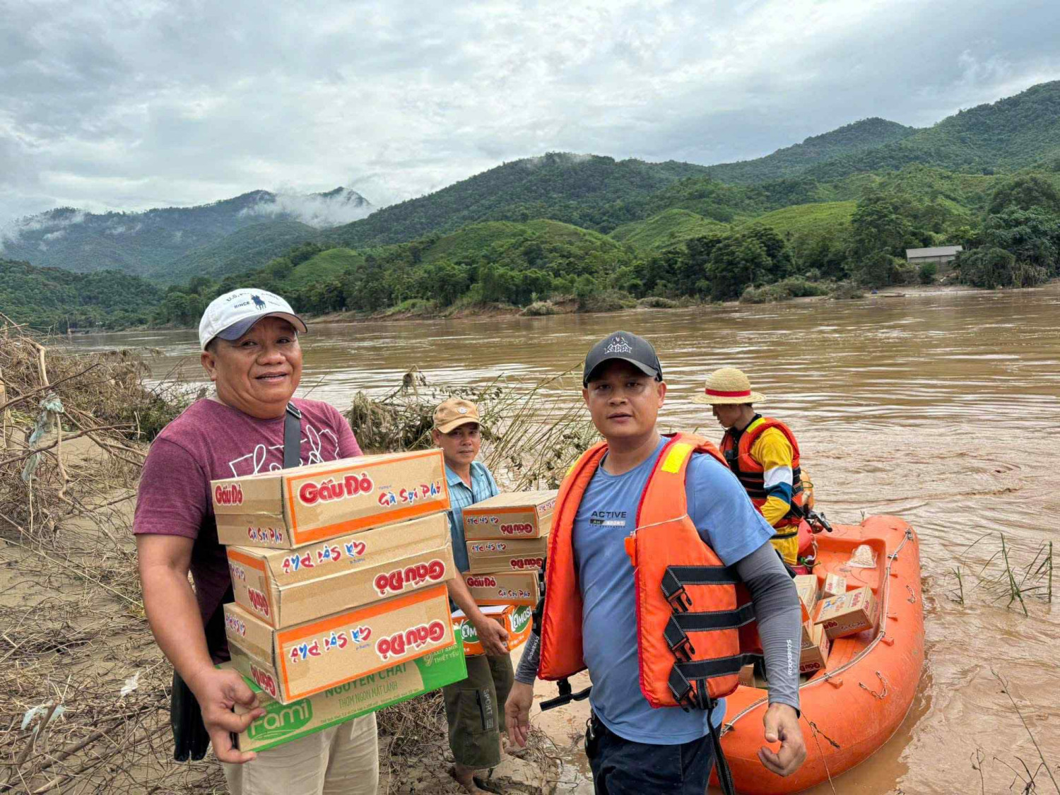 Ảnh 5: anh Phi (bên trái) cùng đội tình nguyện mang nhu cầu yếu phẩm cho bà con (Ảnh: NVCC)