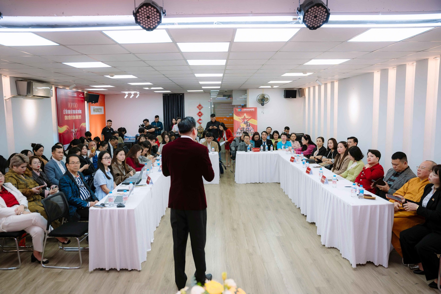 Cac co quan bao chi tham du va tac nghiep tai buoi hop bao