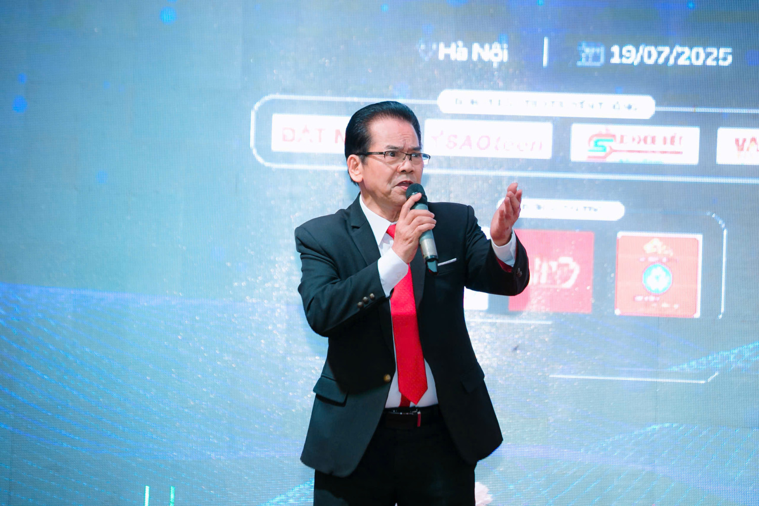 Đại tá, NSND Trần Nhượng tại Chương trình “Hành trình 8 năm VNV vươn mình cùng Đất nước”, Hà Nội – 7/2025.