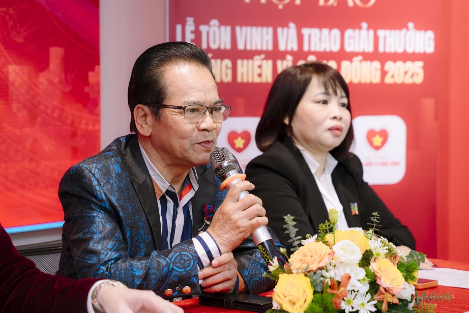 Dai ta NSND Tran Nhuong tra loi phong van tai buoi hop bao