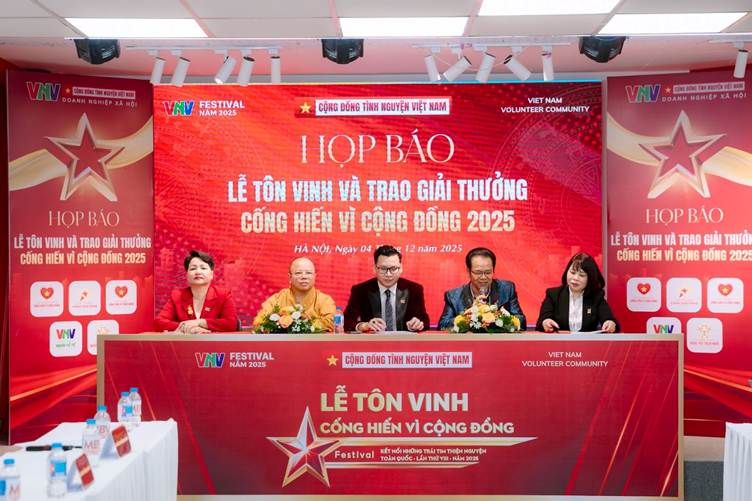 Đại tá, NSND Trần Nhượng phát biểu tại buổi họp báo 
