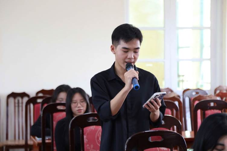 Ảnh 4 - Độc giả đưa ra những thắc mắc của bản thân. (Ảnh: BTC)