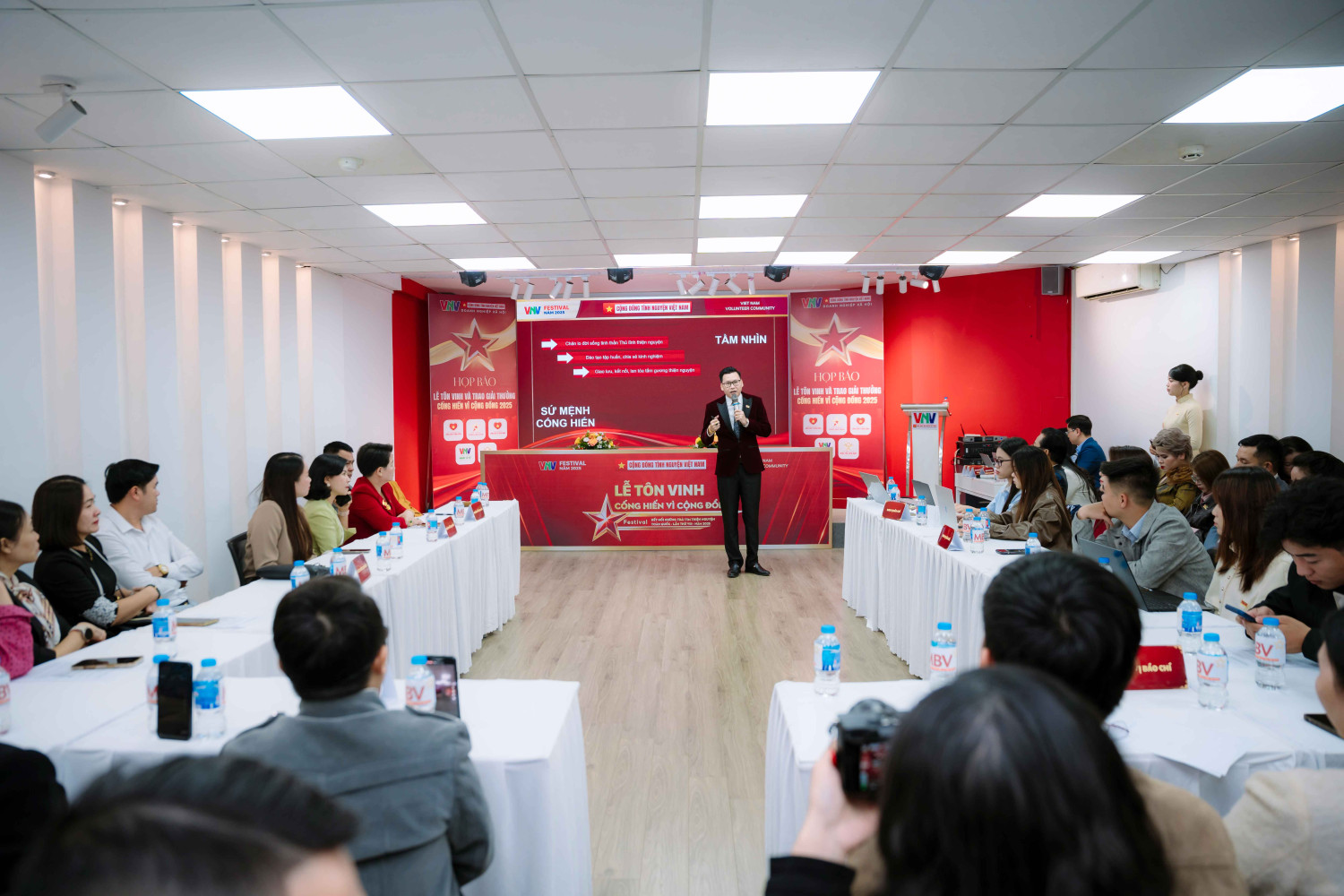 Ong Do Van De Chu tich Cong dong Tinh nguyen Viet Nam trinh bay cac noi dung trong tam cua mua giai 2025