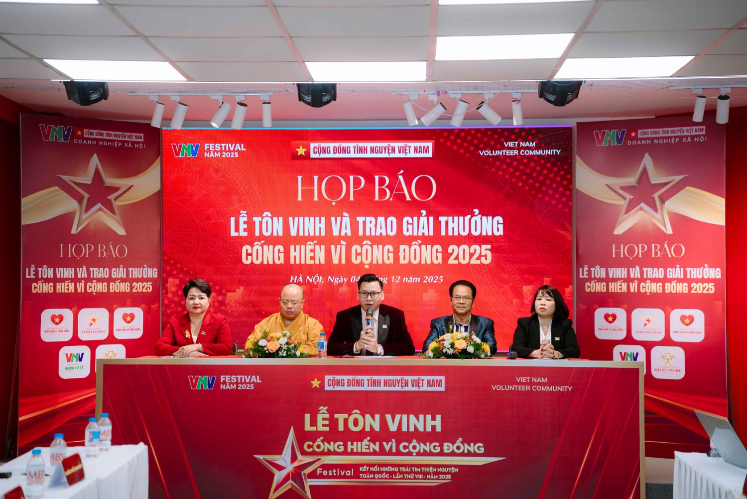 Toan canh buoi hop bao gioi thieu Festival va Giai thuong “Cong hien vi Cong dong” 2025 tai Ha Noi