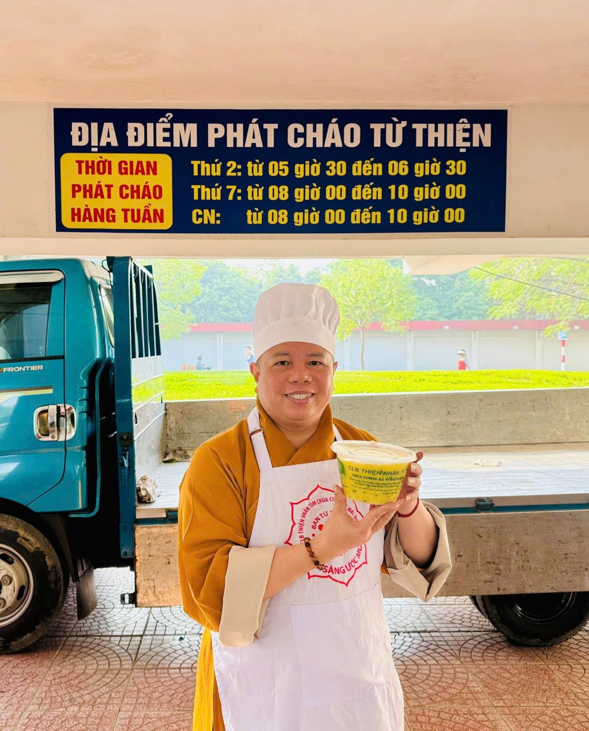 Ảnh 1: Thầy Cường phát cháo tại chùa Cương Xá - Số 11 phố Phúc Liễu, phường Tân Hưng ( Ảnh NVCC ).