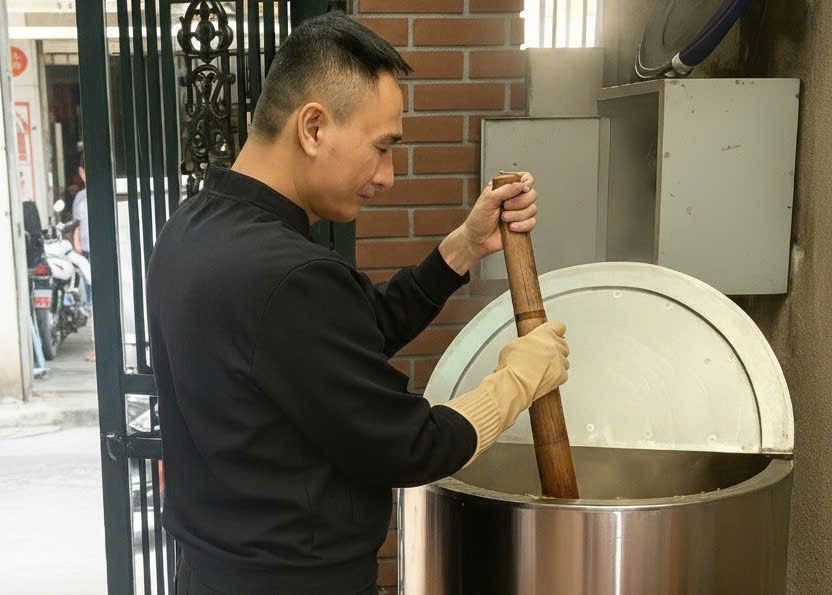 Ảnh 1 : Anh Nguyễn Duy Hà đang nấu cháo để chuẩn bị phát cho mọi người ( Ảnh NVCC ).