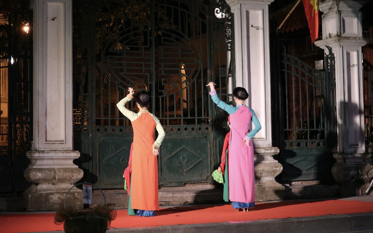 Màn trình diễn rối dây truyền thống diễn ra trên phố đi bộ vào buổi tối, thu hút đông đảo người dân và du khách theo dõi. (Ảnh: Mai Hiển)
