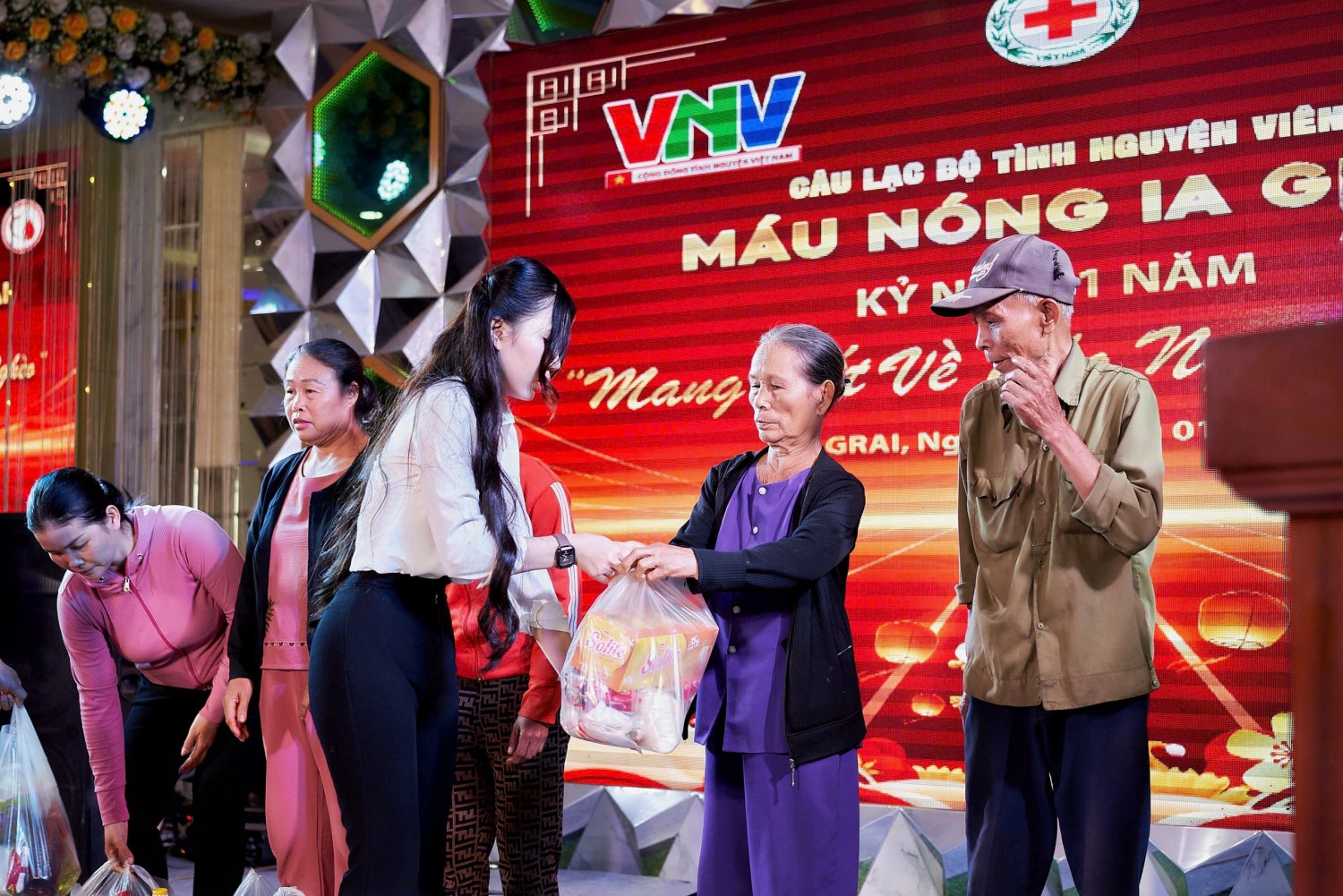  Chị Hạnh trong hoạt động phát quà thiện nguyện (Nguồn: NVCC)