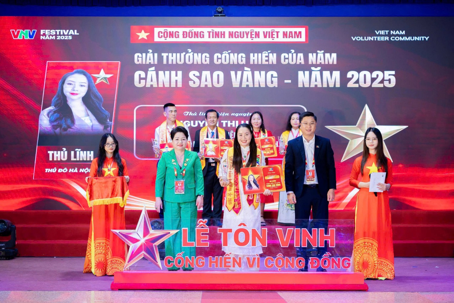 Khoảnh khắc vinh danh thủ lĩnh thiện nguyện Nguyễn Thị Hảo đạt giải Cánh Sao Vàng 2025