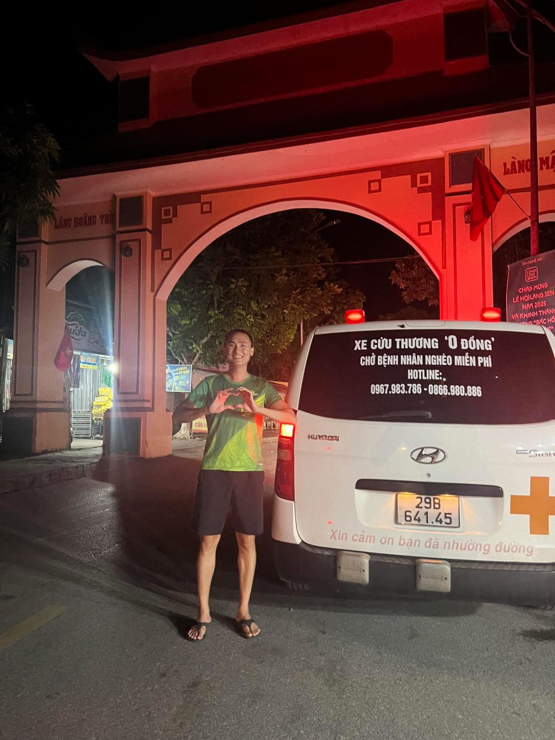 Ảnh 3 : Anh Hà ( áo xanh lá) cùng chuyến xe 0 đồng của mình để giúp đỡ mọi người ( Ảnh NVCC ).