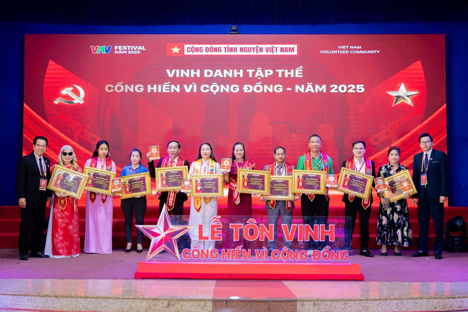 Ảnh 4 (1) Đại diện các cá nhân và tập thể tiêu biểu nhận Giải thưởng “Cống hiến vì Cộng đồng” năm 2025