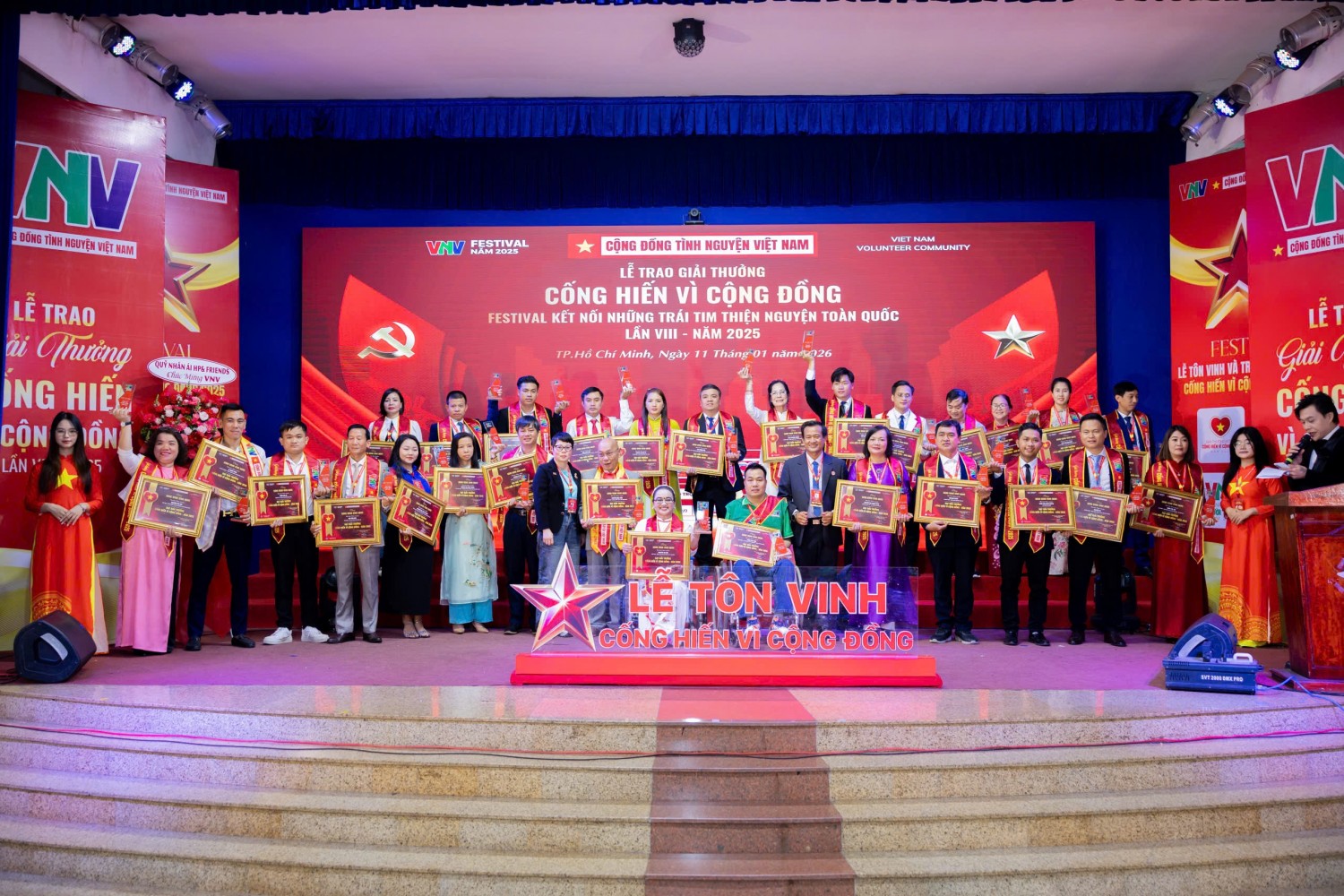 Ảnh 4 (2) Đại diện các cá nhân và tập thể tiêu biểu nhận Giải thưởng “Cống hiến vì Cộng đồng” năm 2025