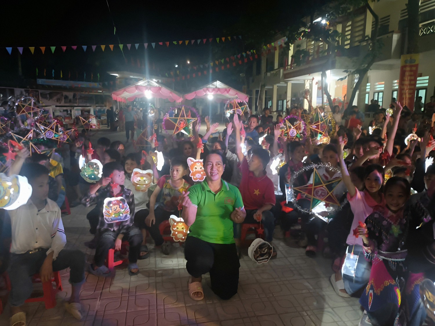  Ảnh 4: Chương trình “Trung thu cho em” tại Hà Giang (Ảnh NVCC)