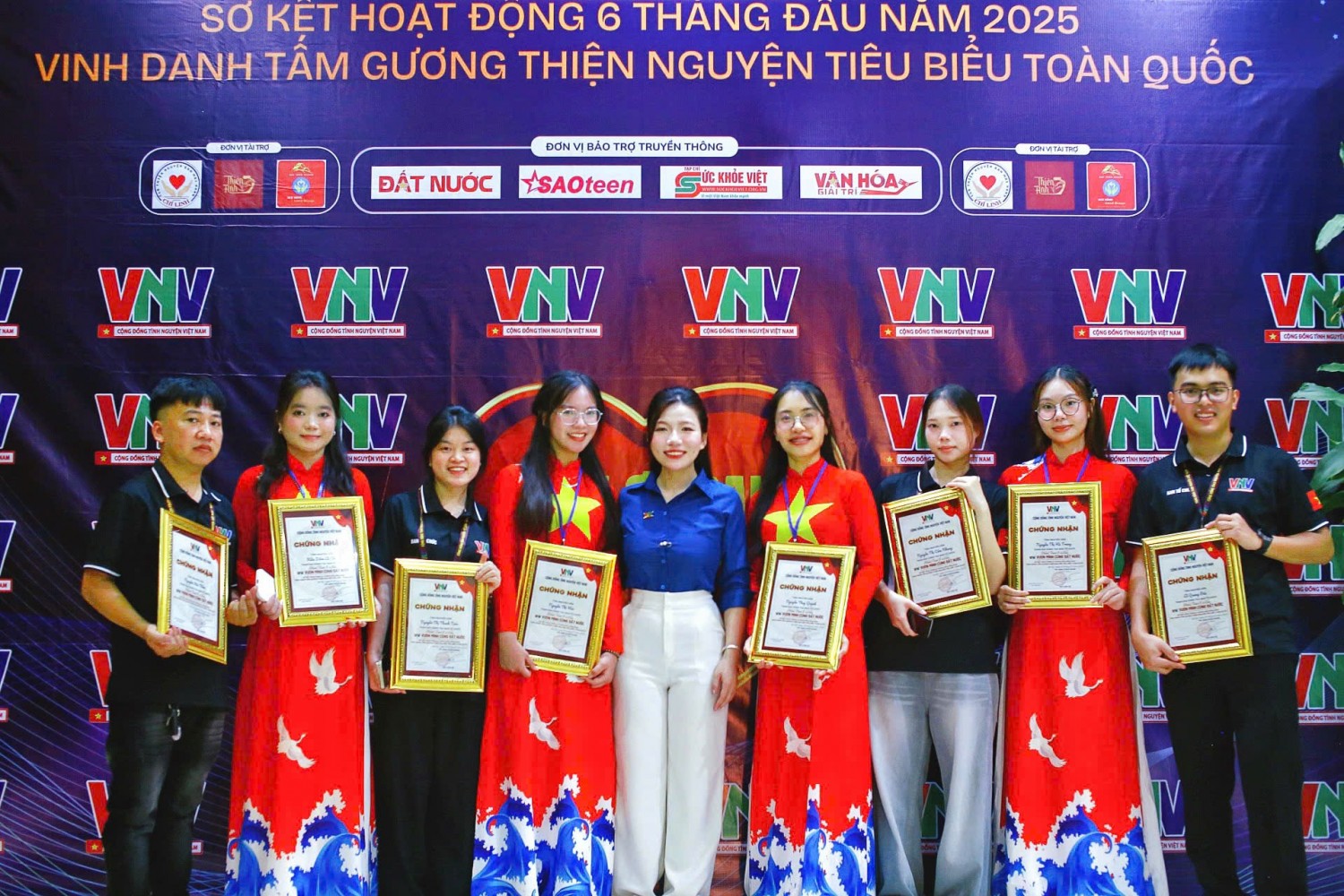 Chị Hạnh (trung tâm) tại lễ vinh danh tấm gương thiện nguyện tiêu biểu toàn quốc (Nguồn: NVCC)