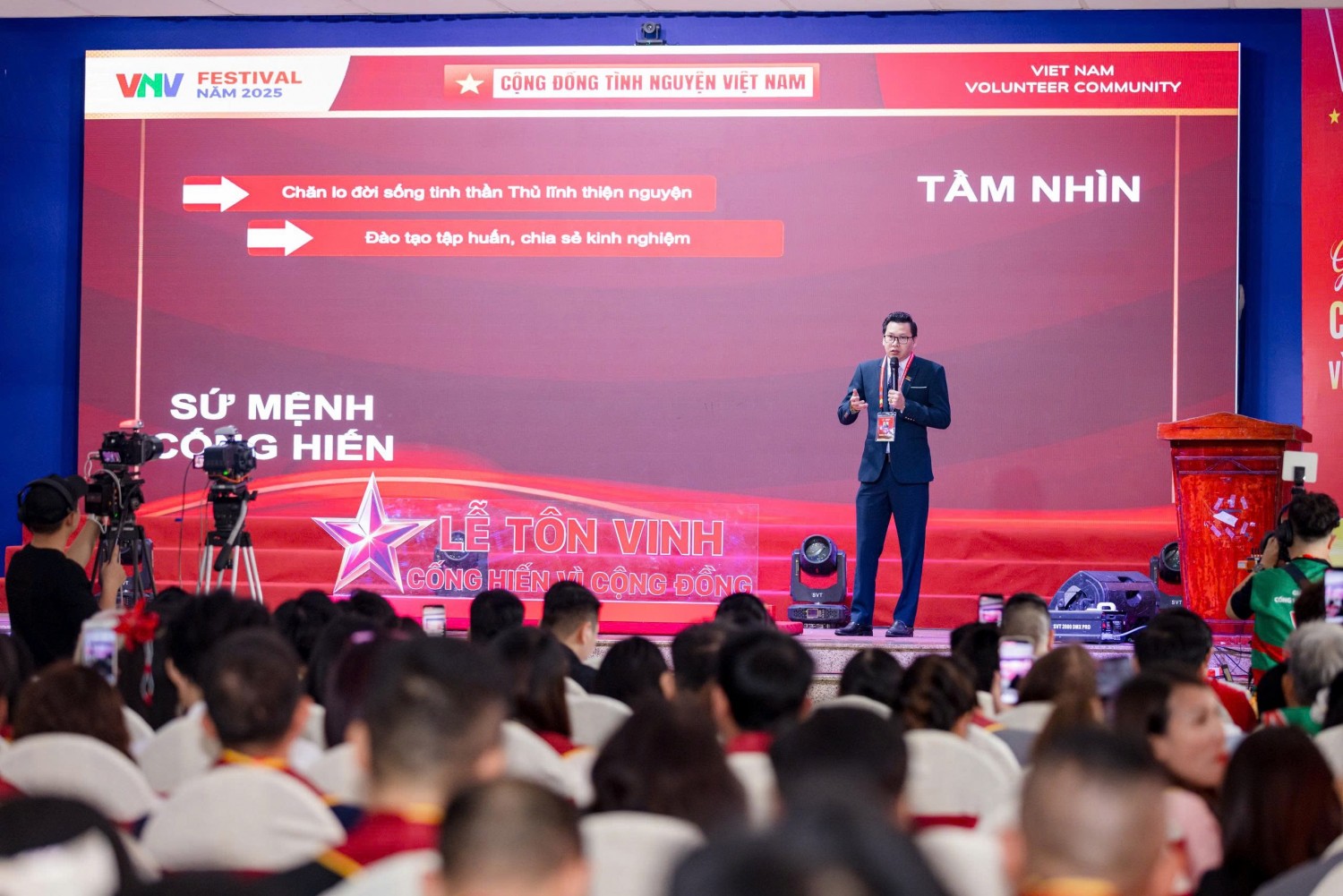 Ảnh 6 Ông Đỗ Văn Dệ – Chủ tịch Cộng đồng Tình nguyện Việt Nam phát biểu tại Lễ Tôn vinh & Trao Giải thưởng “Cống hiến vì Cộng đồng” 2025