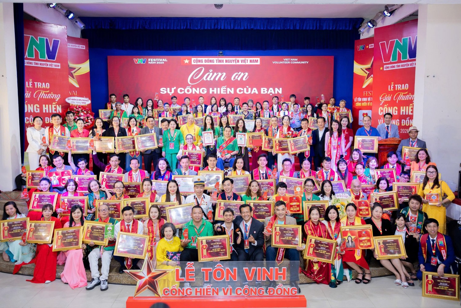 Ảnh 7 Tập thể đại biểu, thủ lĩnh thiện nguyện và Ban Tổ chức tại Festival “Kết nối những Trái tim Thiện nguyện Toàn quốc” lần thứ VIII TP HCM, năm 2025