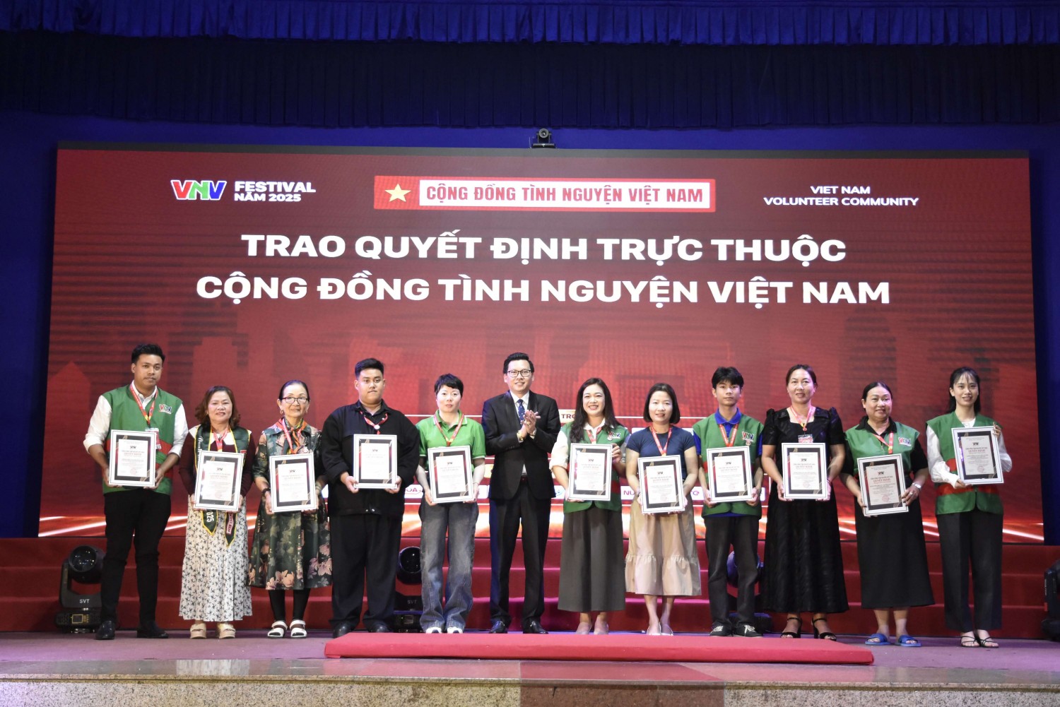 Hinh anh BTC trao quyet dinh truc thuoc Cong dong Tinh nguyen Viet Nam cho cac thu linh