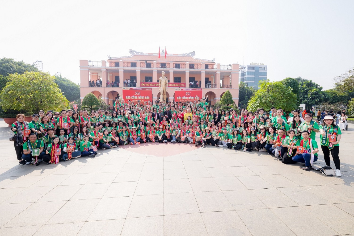 Hinh anh Le Bao cong dang Bac tai Ben cang nha Rong cua cac vi thu linh