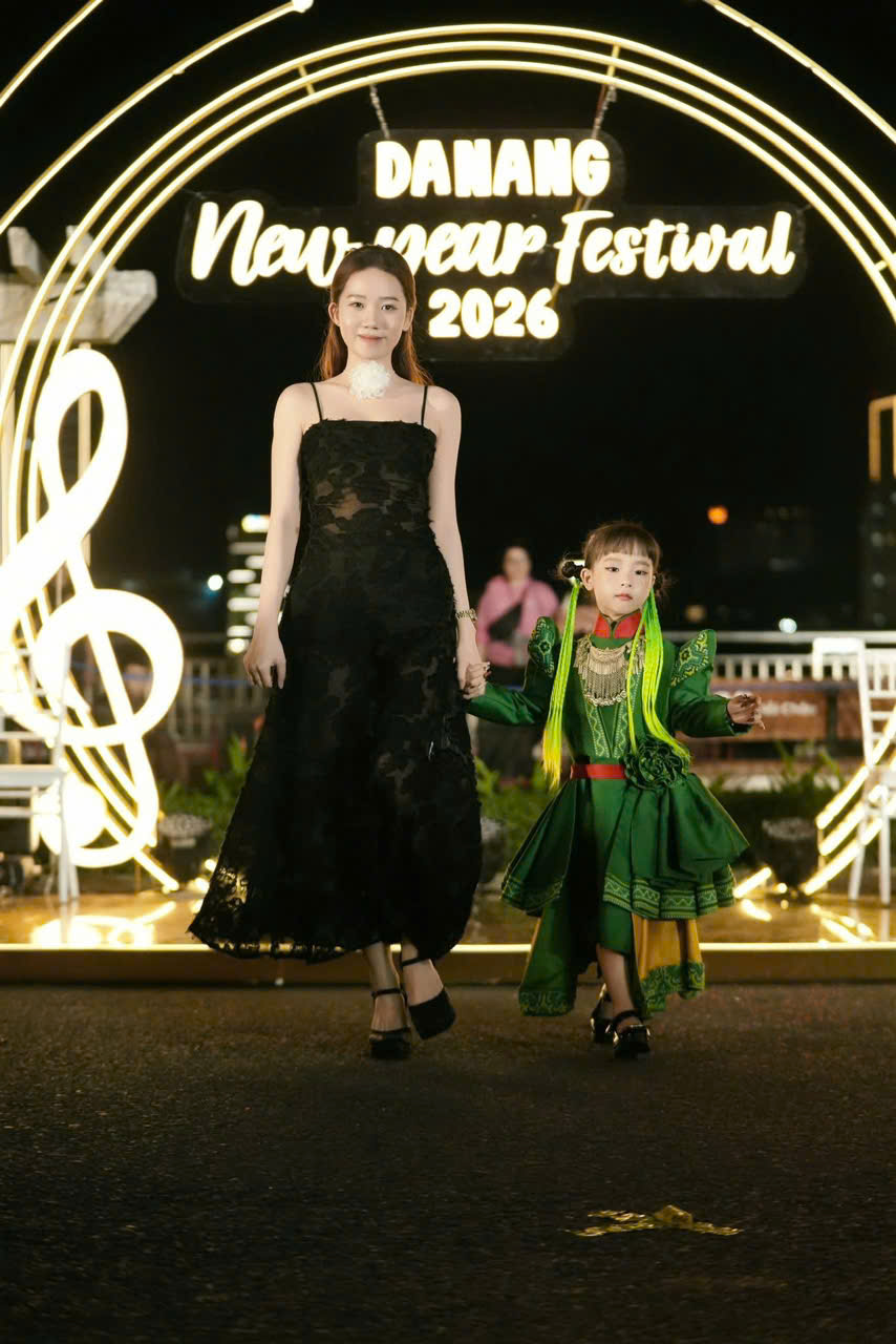 Khả My đến với nghệ thuật một cách tự nhiên, như thể ánh đèn sân khấu vốn đã thuộc về em. Từ ca hát, nhảy múa cho đến trình diễn thời trang, mỗi lĩnh vực đều được em tiếp cận bằng sự hứng khởi thuần khiết. Nhưng hơn cả tài năng bộc lộ sớm, điều khiến Khả My trở nên khác biệt chính là thần thái – sự điềm tĩnh, tự tin và khả năng làm chủ cảm xúc mỗi khi đứng trước đám đông.