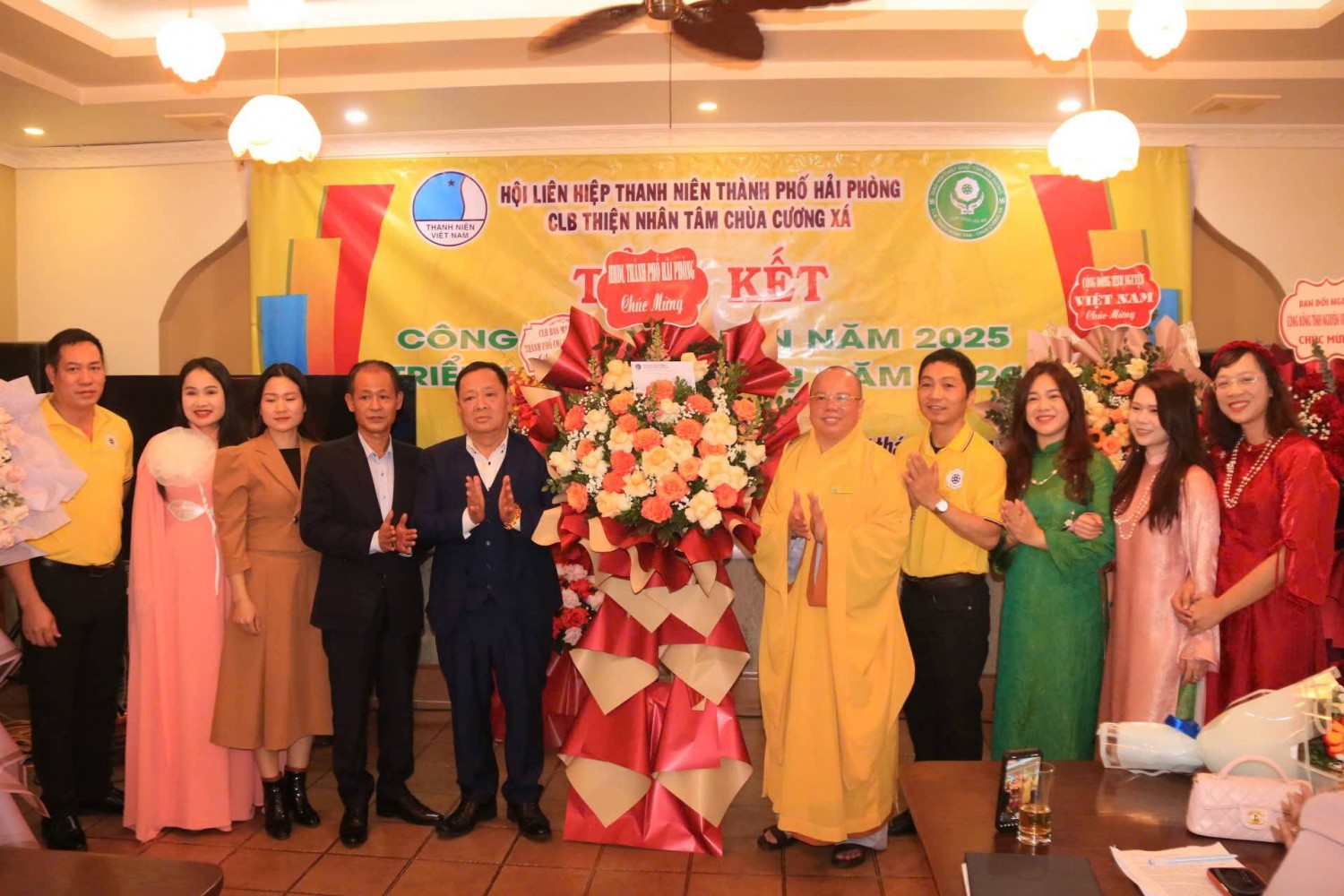 Đại diện Hiệp hội Du lịch thành phố Hải Phòng tặng hoa chúc mừng Câu lạc bộ