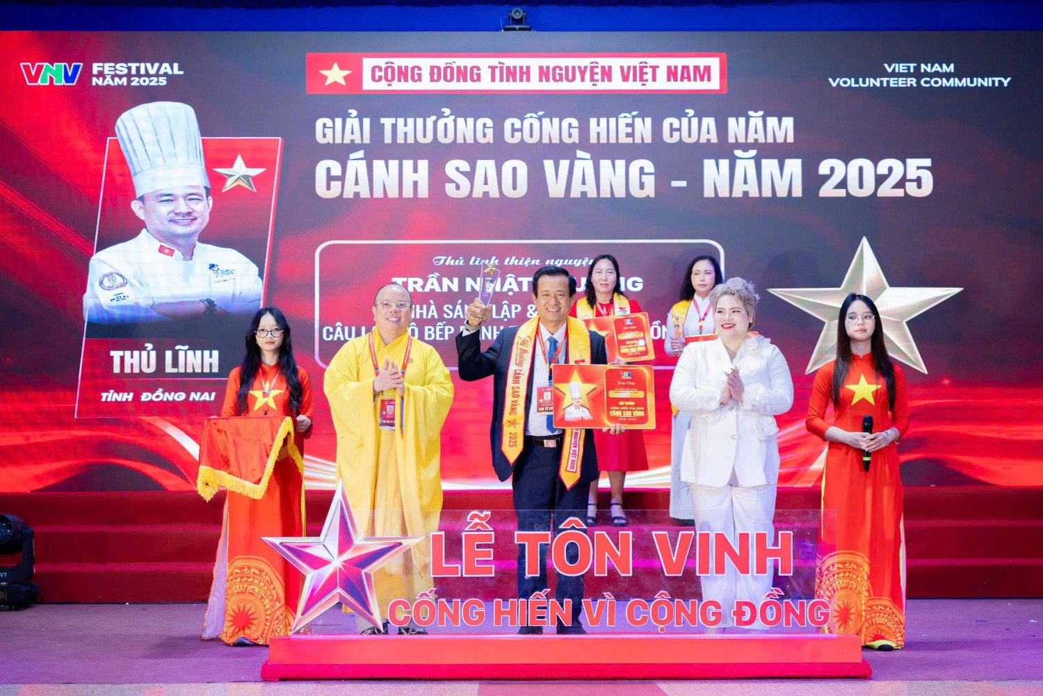 Hình ảnh 2 Anh Trần Nhật Trường nhận giải thưởng Cánh Sao Vàng năm 2025