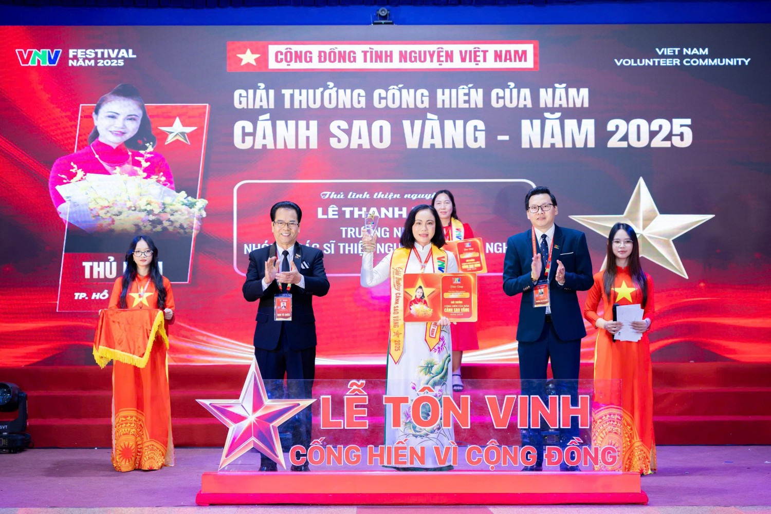  Khoảnh khắc vinh danh trao giải thủ lĩnh  thiện nguyện Cánh Sao Vàng 2025