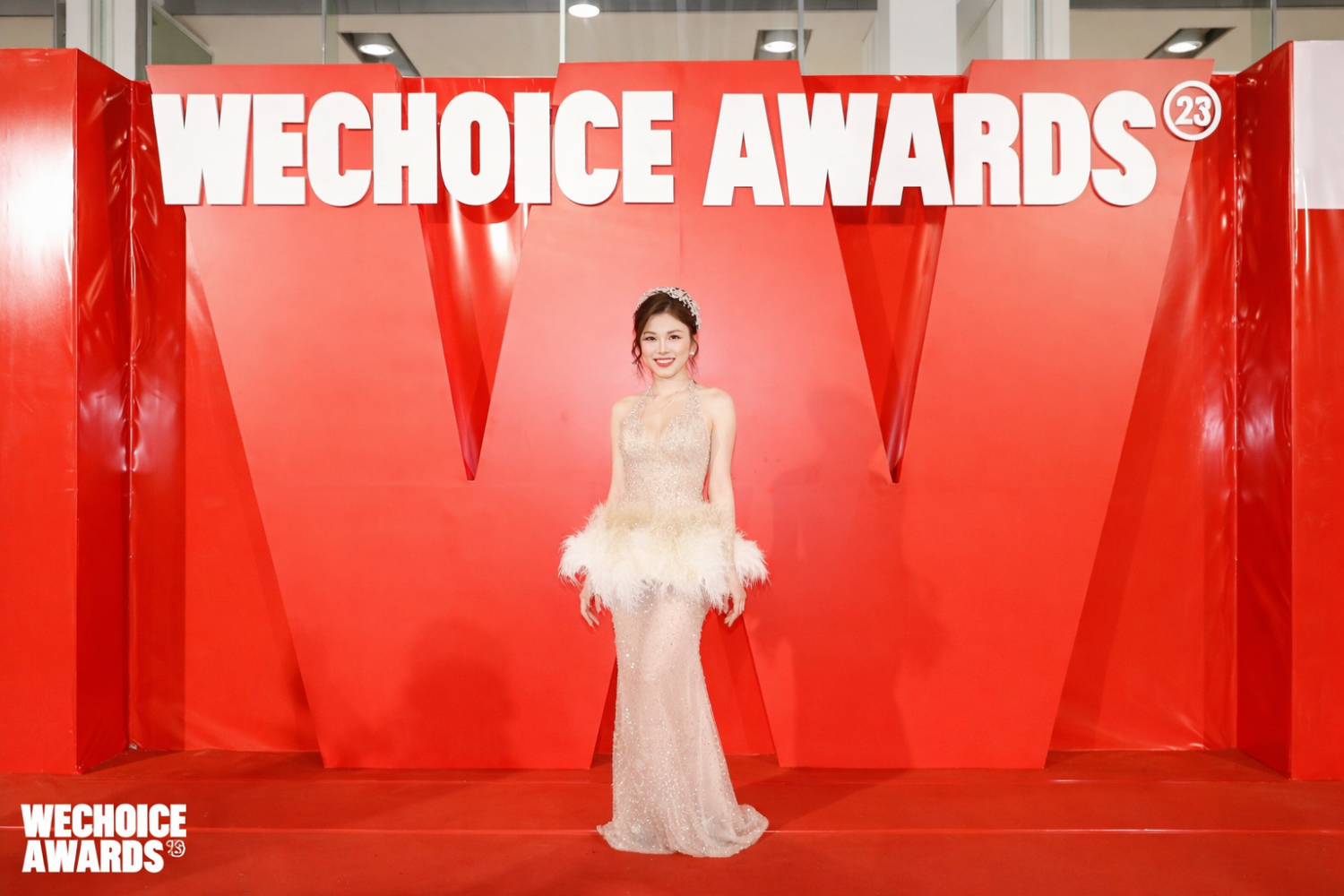 Đinh Huệ Như Trinh “chiếm sóng” hàng ghế đầu Gala WeChoice Awards 2023: Thần thái cuốn hút, khí chất tựa đại minh tinh