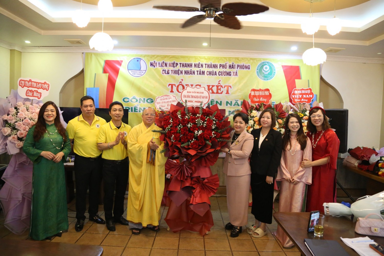 Bà Trần Thị Kim Oanh - Trưởng Ban đối ngoại, Cộng đồng thiện nguyện Việt Nam tặng hoa chúc mừng CLB