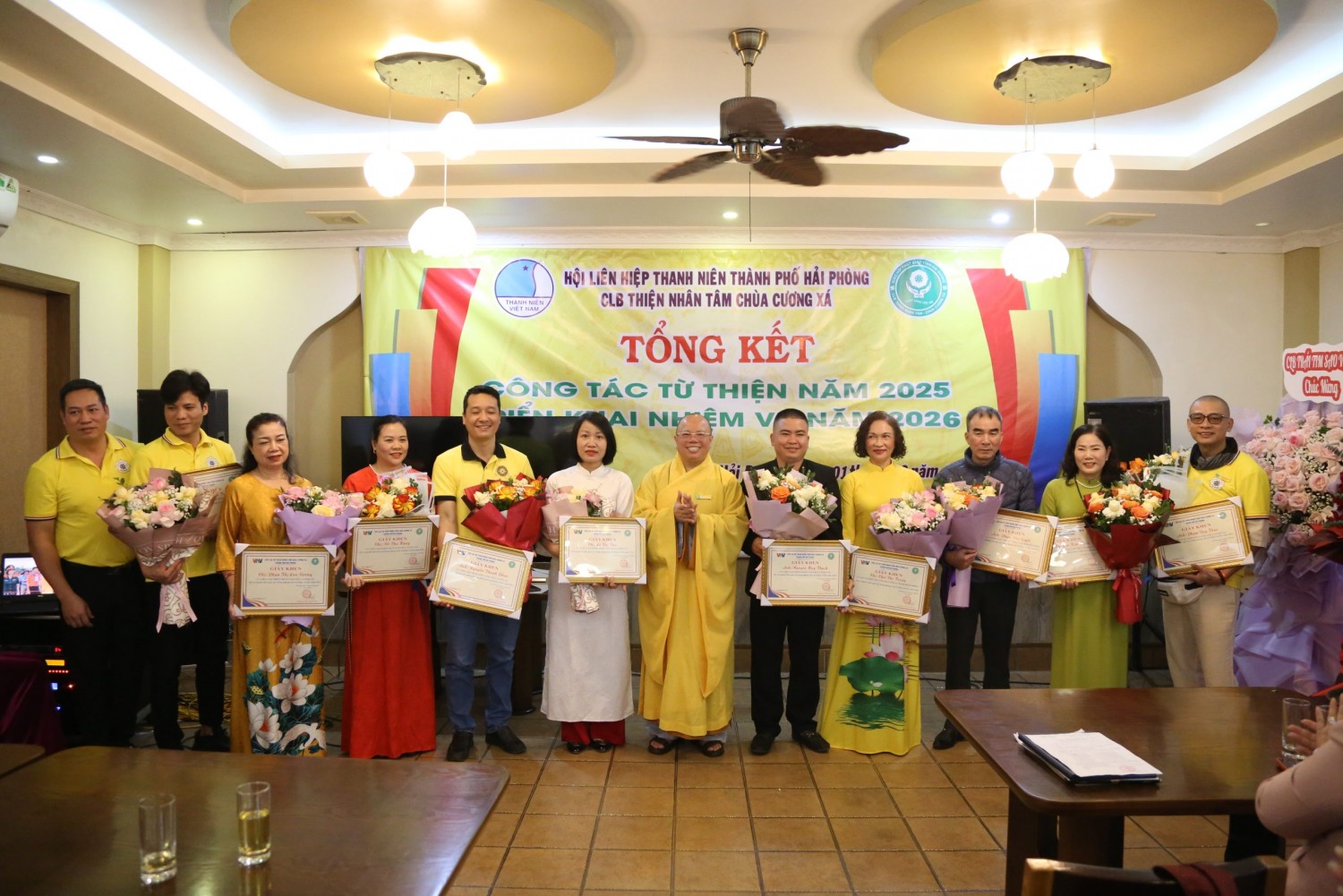 Ban Chủ nhiệm CLB Thiện Nhân Tâm - Chùa Cương Xá biểu dương, khen thưởng các cá nhân tiêu biểu của Câu lạc bộ
