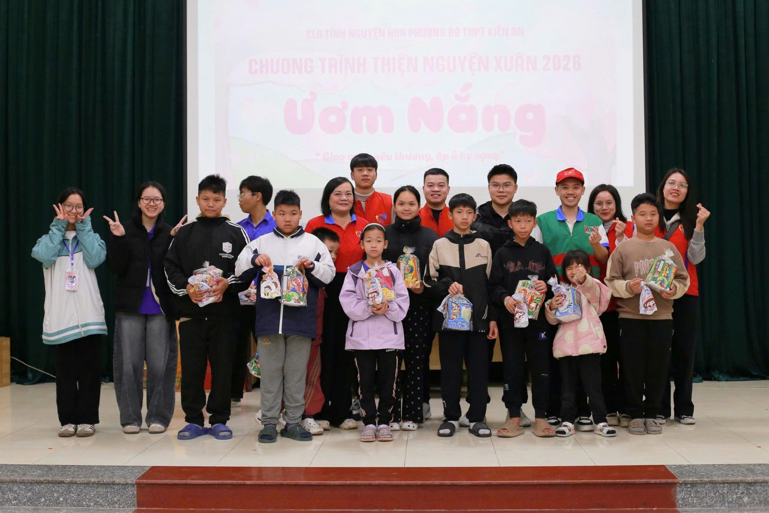 Không khí ấm áp và tràn đầy niềm vui của các em nhỏ trong ngày hội 'Ươm Nắng'.
