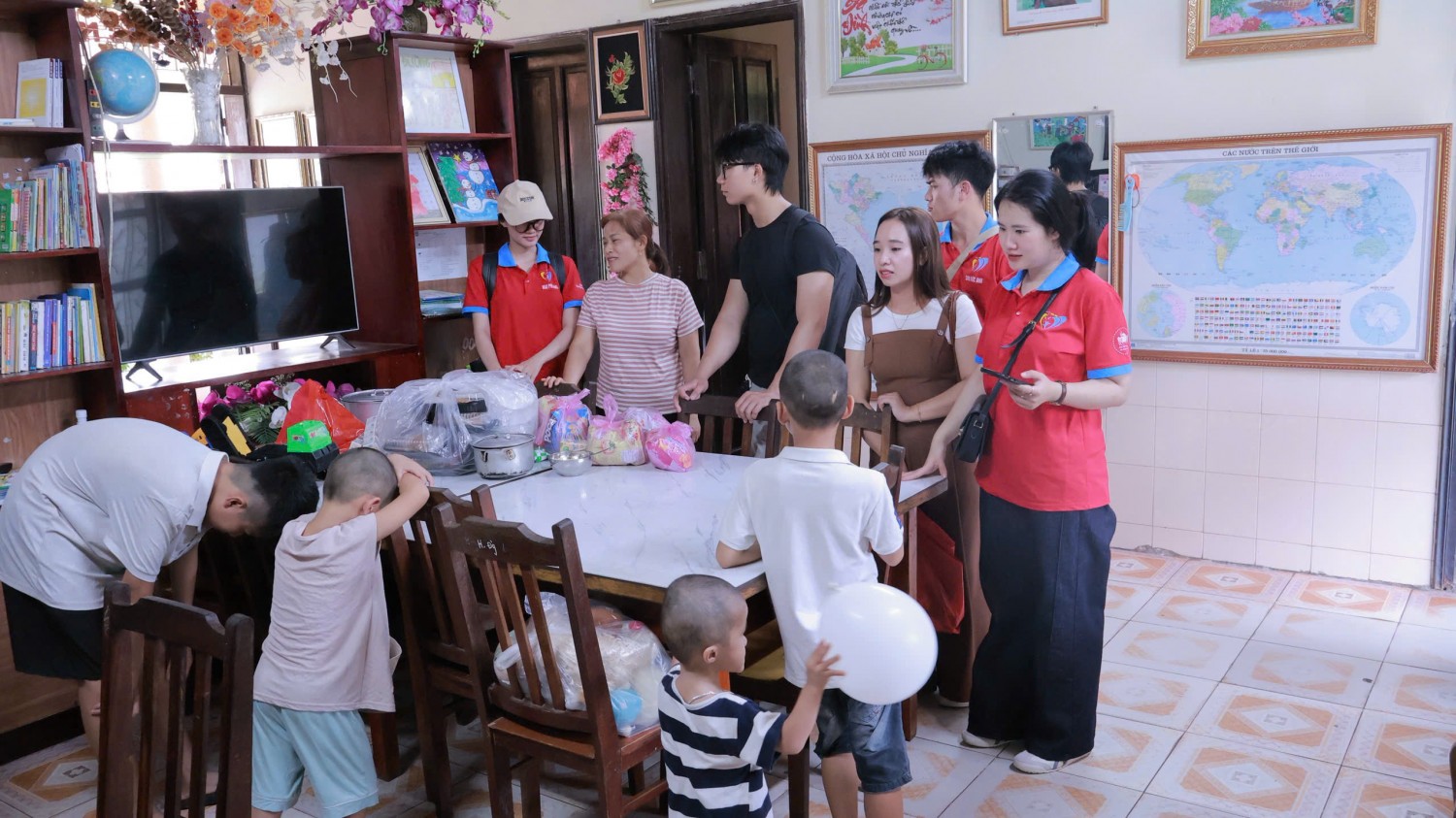 Đoàn thiện nguyện thăm hỏi và tặng quà trực tiếp tại các gia đình trong Làng.