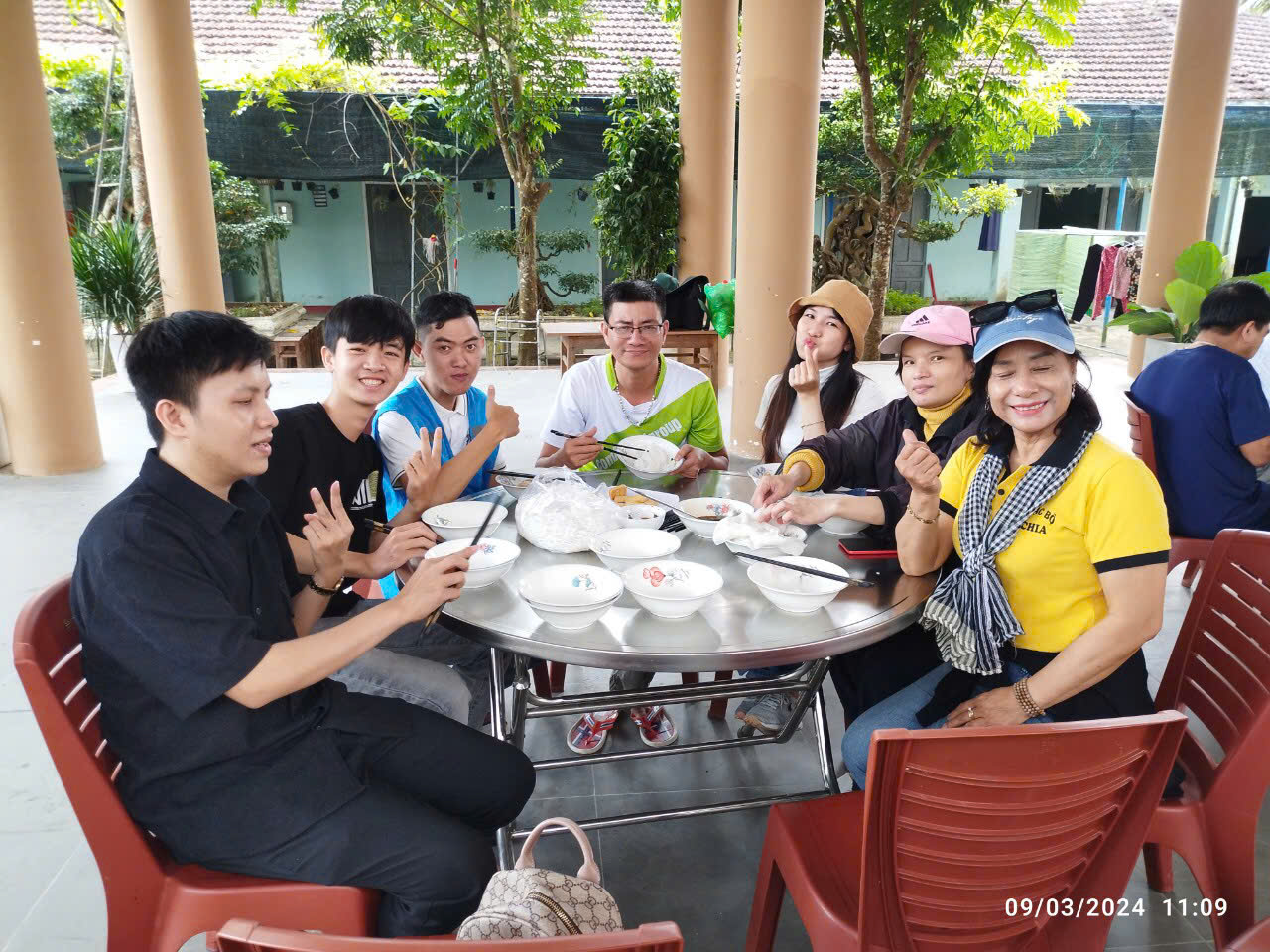  Ảnh 2. Anh cùng các thành viên đi tham gia thiện nguyện.