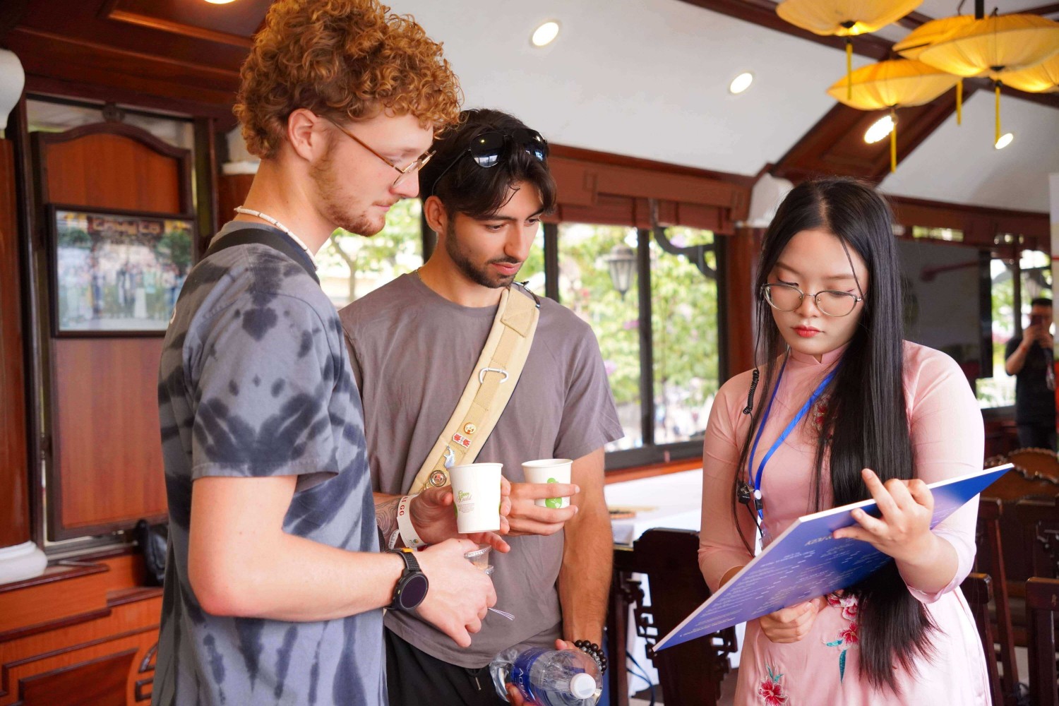 Người tham dự workshop dùng trà miễn phí và ăn thử ô mai kết hợp sử dụng dịch vụ nhà hàng Thủy Tạ