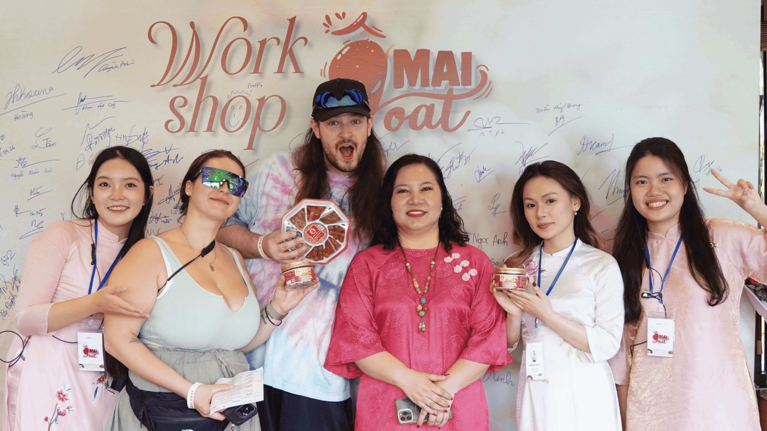 Doanh nhân Nguyễn Thị Việt Loan, nhà sáng lập thương hiệu Ô mai Bà Loan phố cổ Hà Nội, chụp ảnh cùng các thành viên Ban tổ chức và khách quốc tế