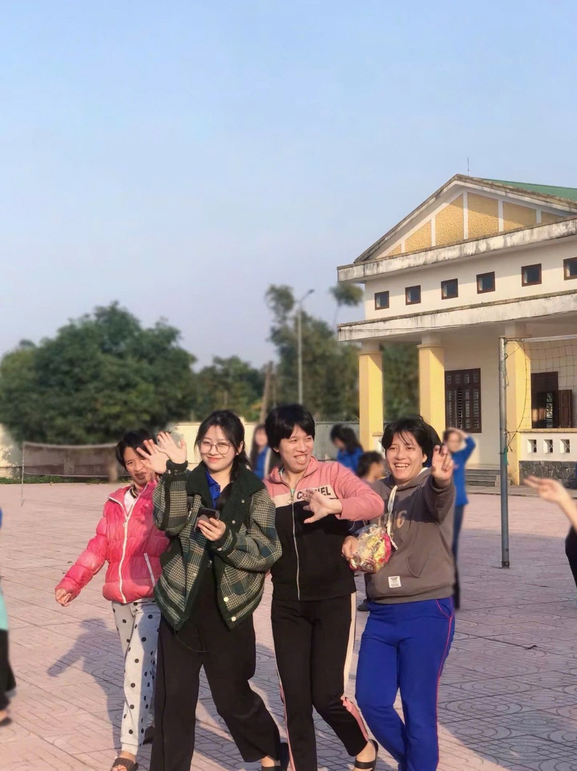 Hà Anh tham gia hoạt động thiện nguyện cùng các thành viên câu lạc bộ (Ảnh: NVCC)
