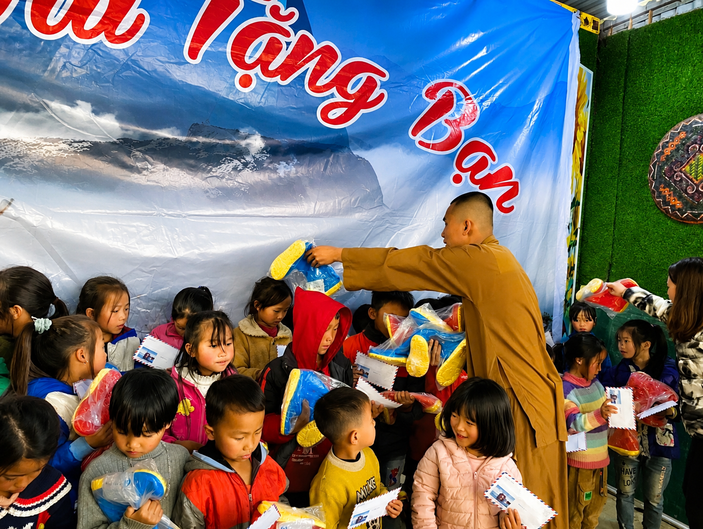  Ảnh 1. Anh cùng các cộng sự tổ chức chương trình “Niềm vui tặng bạn”, trao quà cho các em nhỏ vùng cao