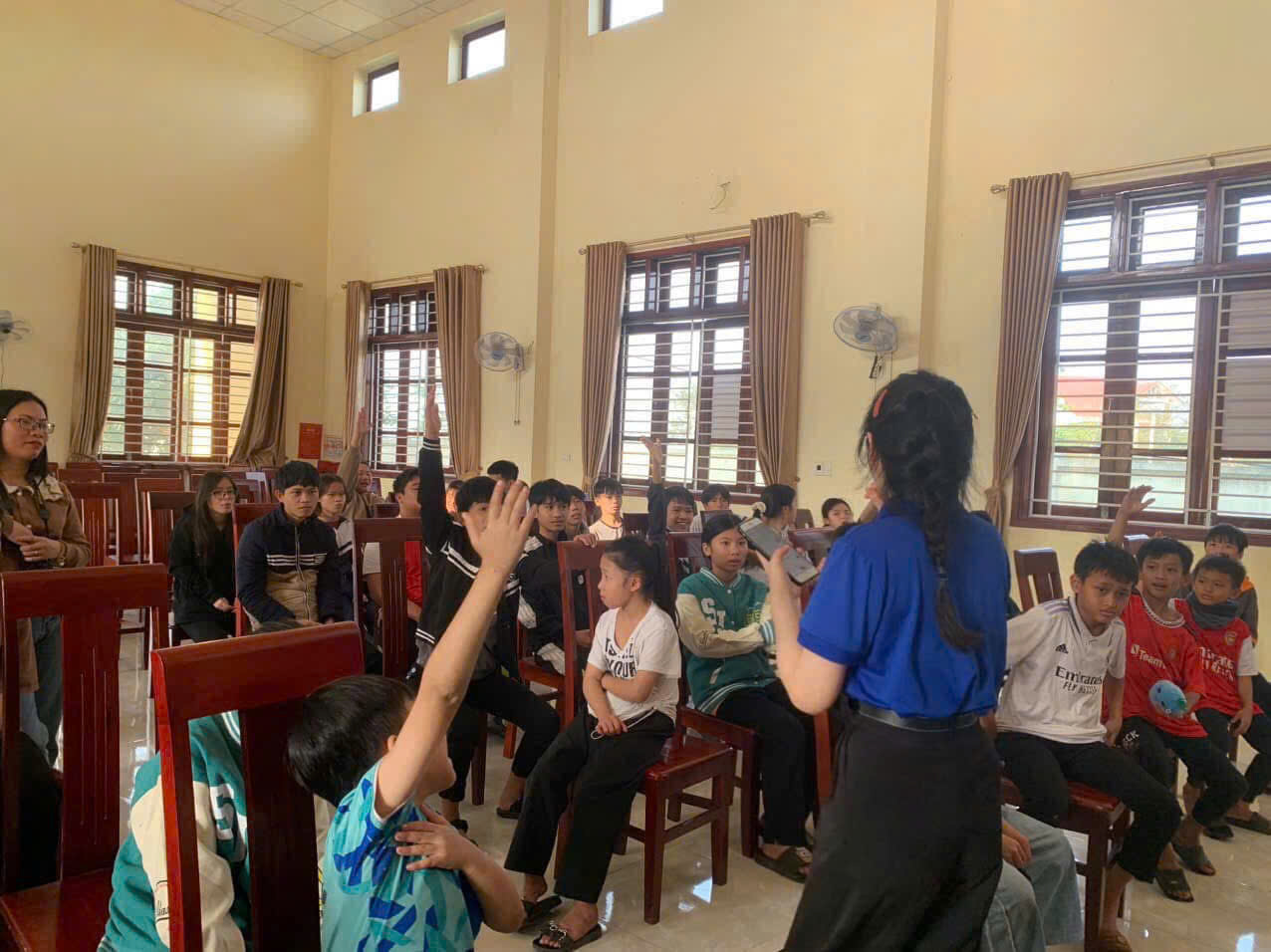 Hà Anh đến thăm và tặng quà cho các em nhỏ tại Làng SOS Hà Tĩnh (Ảnh: NVCC)
