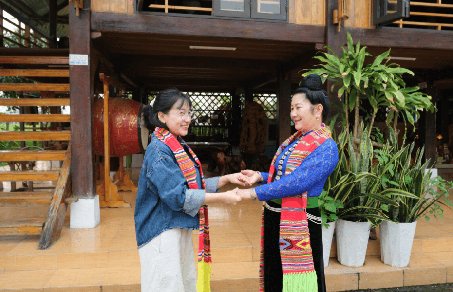 Thành viên dự án trải nghiệm các động tác Xòe Thái cùng nghệ nhân Hoàng Thị Văn tại địa phương (Ảnh BTC)