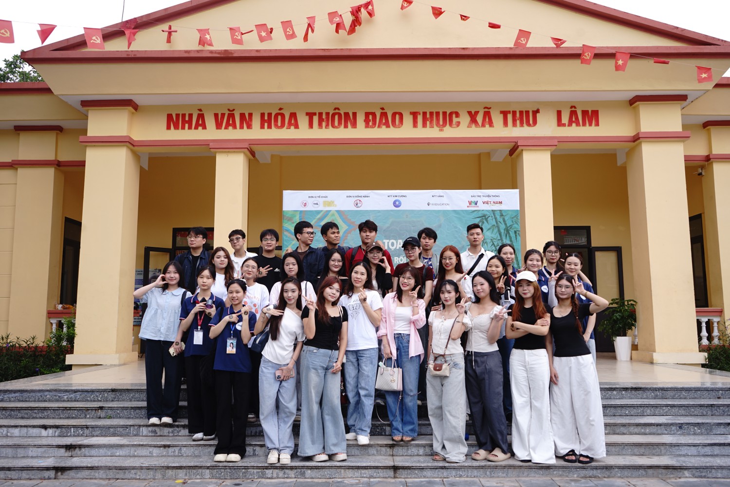 Ảnh tập thể trước Nhà văn hóa thôn Đào Thục